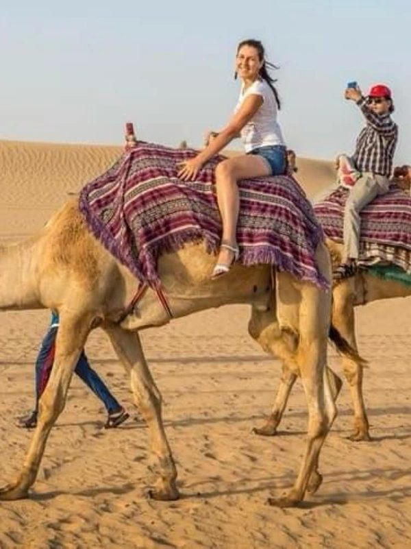 Desert Safari Dubai reviews — happy guests at a desert camp